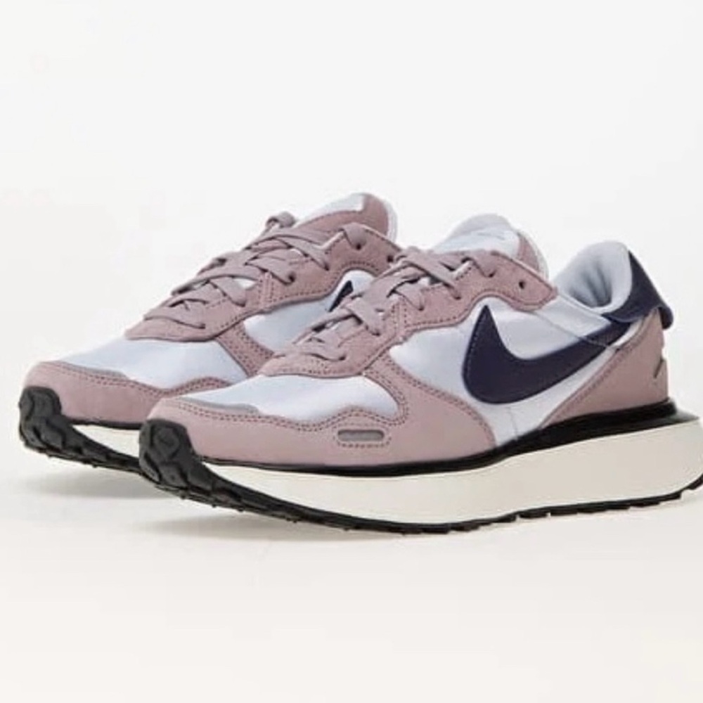Nike Wmns Phoenix Waffle sneaker in light violet ore dark raisin. NWOB. Size 9